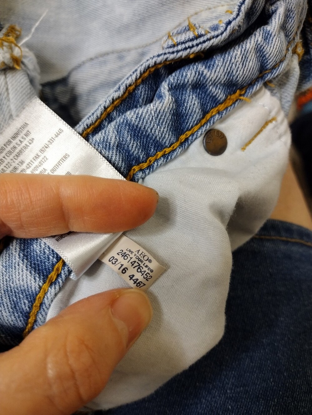 American Eagle 2016 Light Wash Feather Embroidered Distressed Denim Booty Short - Picture 6 of 7